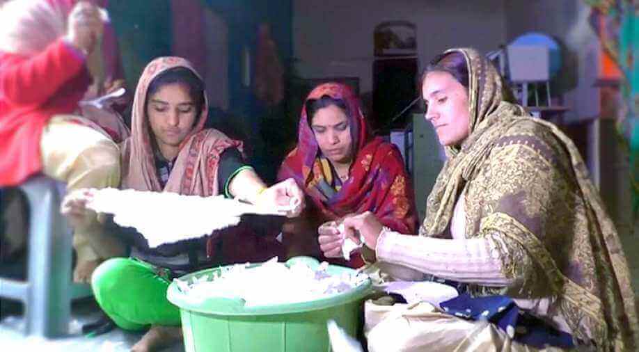 Mujeres juntas fabricando compresas