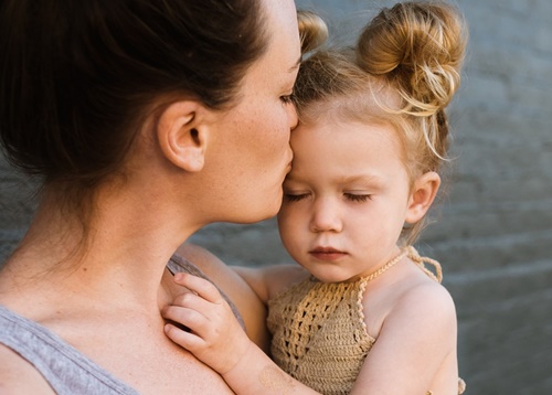 niña con su madre