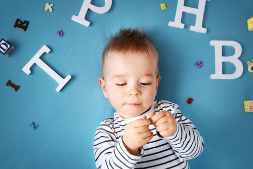 Niño aprendiendo