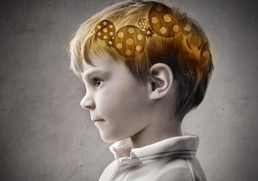 Niño con cerebro iluminado