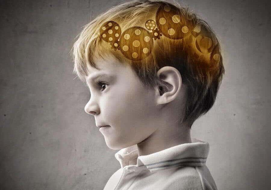 Niño con cerebro iluminado