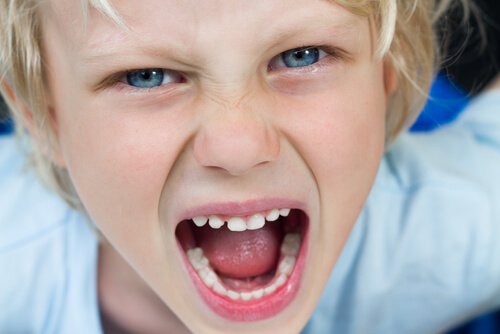 Niño gritando enfadado