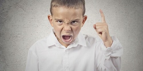 Niño gritando