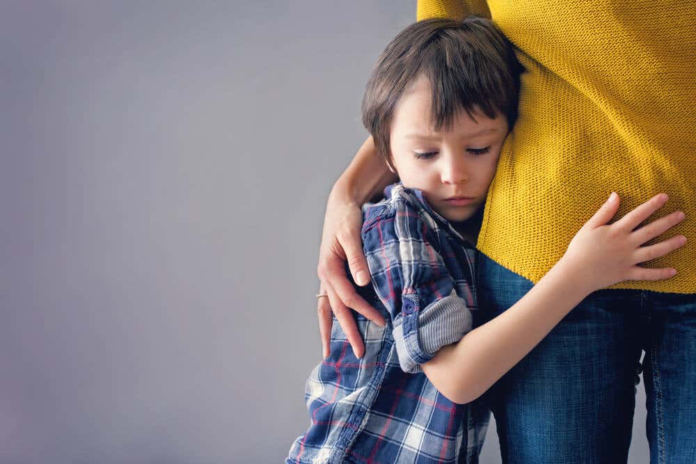 Przestraszone dziecko przytulające matkę - więź przywiązania