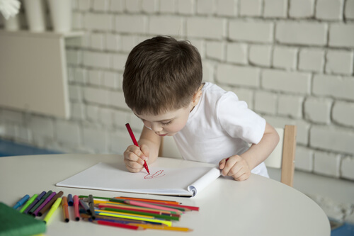 Niño pintando