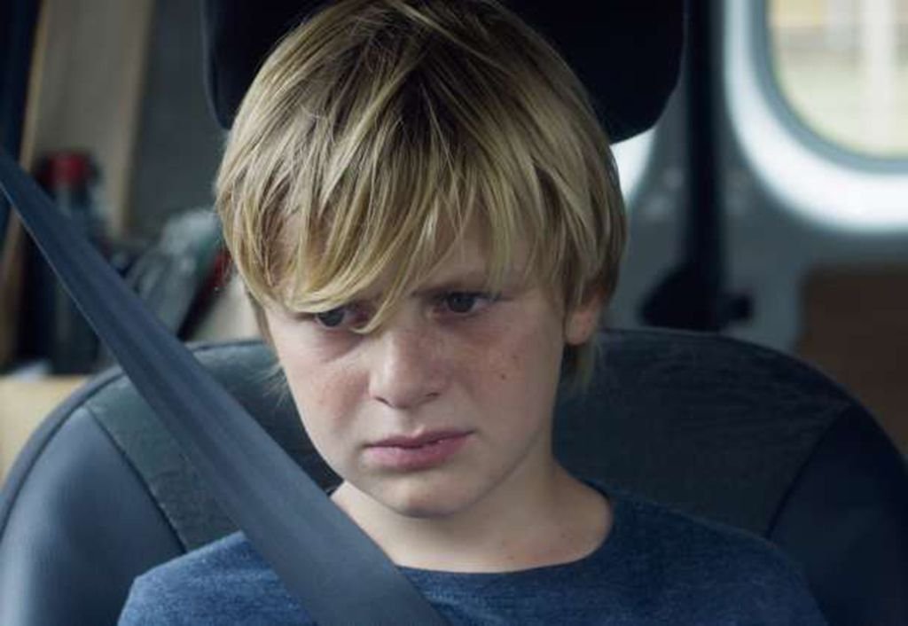Enfant triste symbolisant les frères et sœurs plus âgés