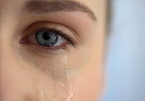 Ojo de una mujer con una lágrima para representar las emociones desadaptativas
