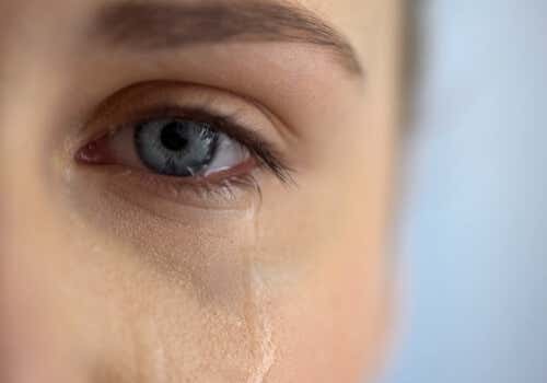 Olho de uma mulher com uma lágrima para representar emoções desadaptativas