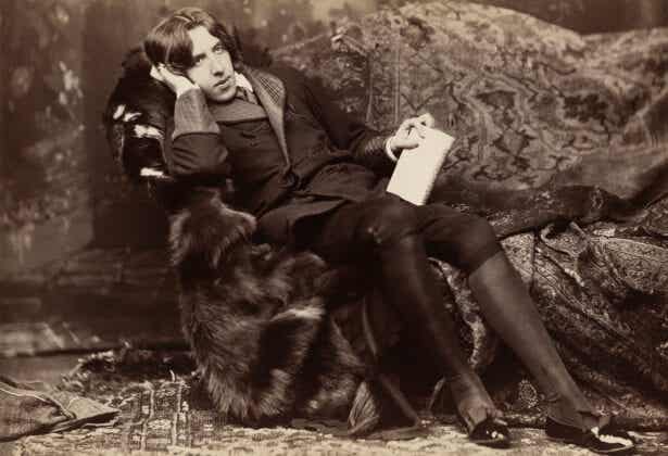 Oscar Wilde sentado