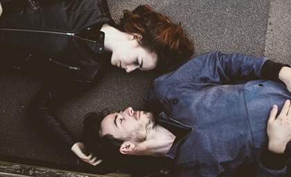 chico y chica representando las relaciones afectivas con personas inseguras