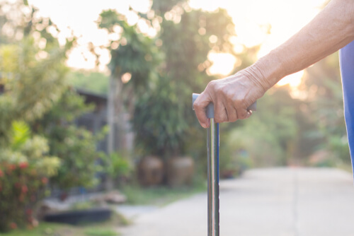 Persona mayor con un bastón