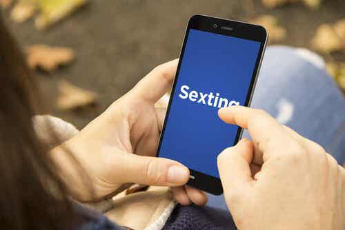 Persona practicando sexting
