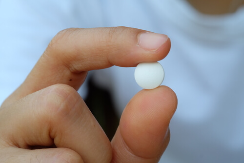 Persona sujetando una pastilla de metilfenidato