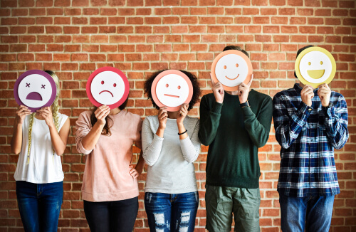 Personas con caras dibujadas de diferentes emociones