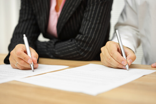 Personas firmando los papeles de la separación
