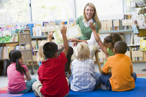 Profesora con alumnos, educación inclusiva