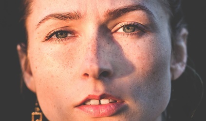 rostro femenino para representar las señales de la triada oscura de la personalidad