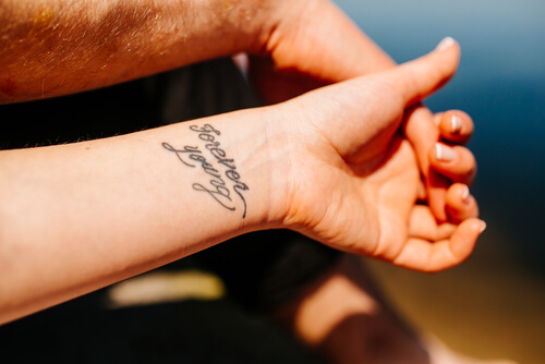 Tatuaje de una frase en la muñeca