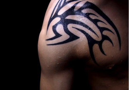 Tatuaje de un tribal en el hombro de un hombre