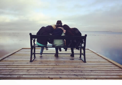 Amigos sentados en un banco