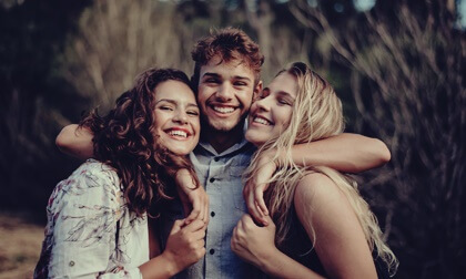 Amigos para representar el beneficio de Desear que los demás sean felices