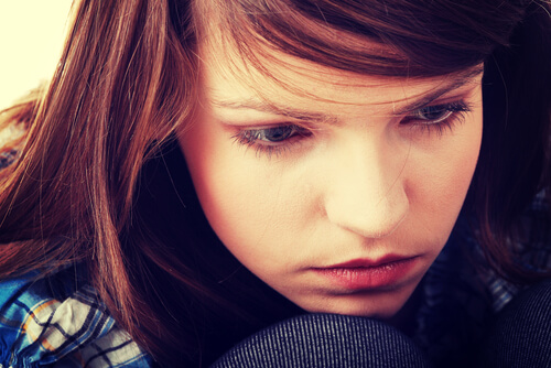 Chica adolescente pensando que necesita acudir a la terapia basada en la mentalización