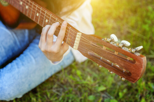 Chica componiendo canciones