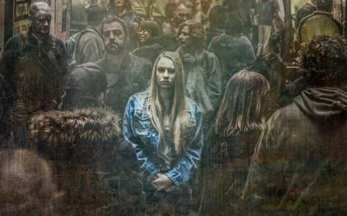 chica entre gente representando cómo afecta la preocupación al cerebro