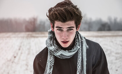 Chico representando las señales de la tríada oscura de la personalidad