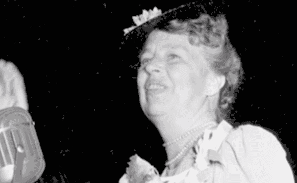 Eleanor Roosevelt saludando
