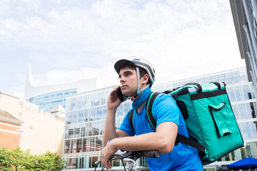 Hombre llevando el pedido