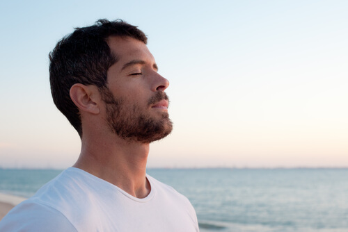 Hombre respirando
