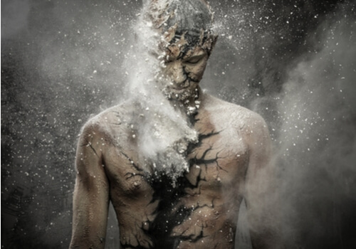 Hombre rodeado de aura