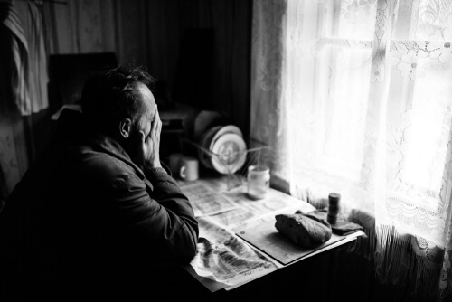 Hombre triste por pobreza energética