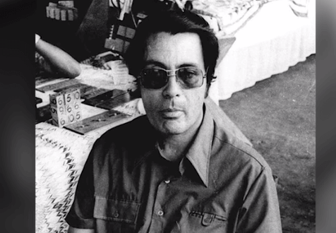 Jim Jones sentado