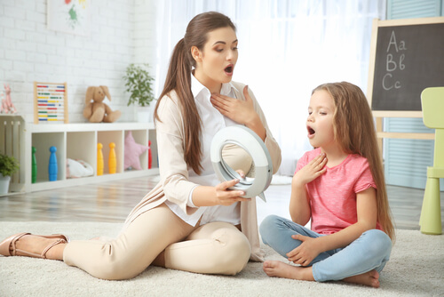 Logopeda con una niña
