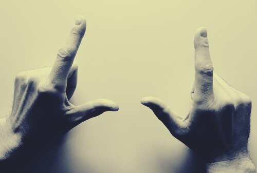 manos para representar por qué confundimos la izquierda y la derecha