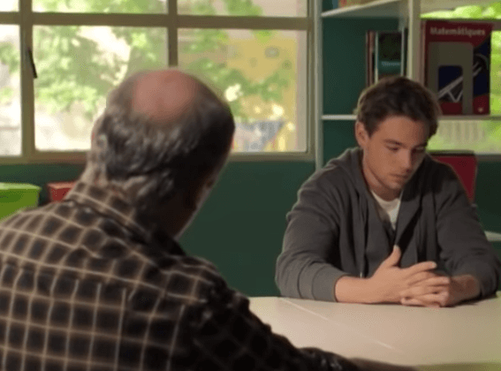 Merlí hablando alumno
