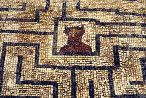 Mosaico con un laberinto y un minotauro