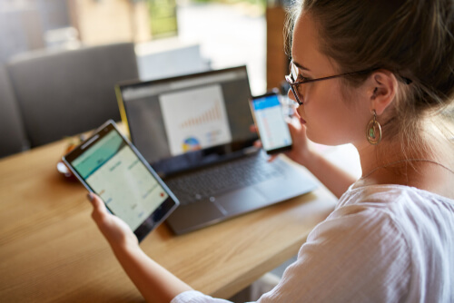 Mujer con varios dispositivos electrónicos