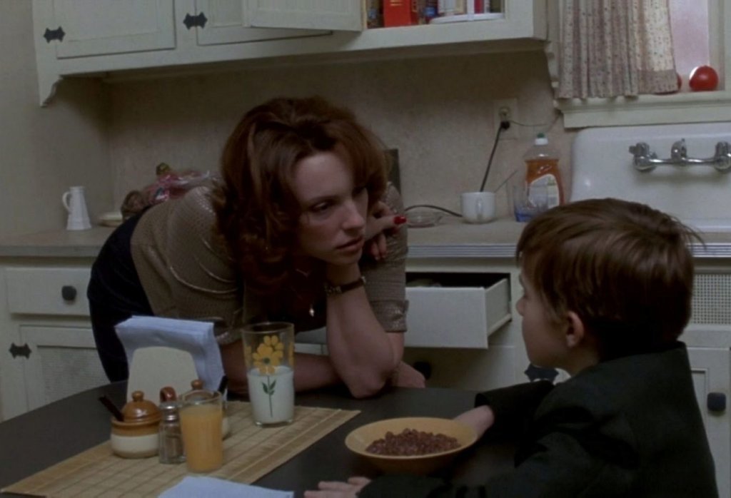 Mujer hablando con un niño