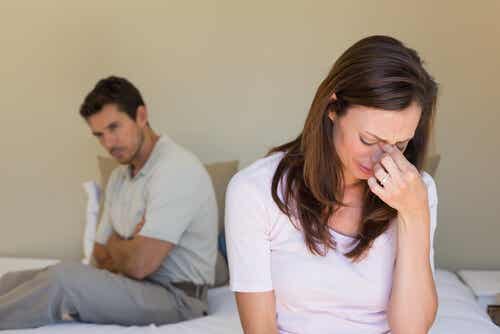Mujer llorando mientras su marido está enfadado
