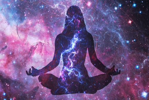 Mujer meditando con energía