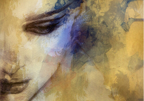 Mujer mirando hacia abajo