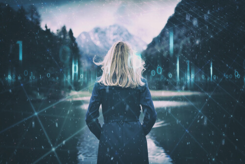 Mujer mirando un paisaje