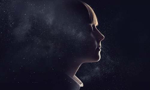 Mujer con los ojos cerrados soñando