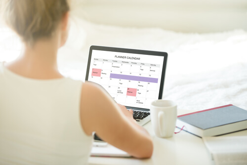 Mujer organizando el horario en el ordenador