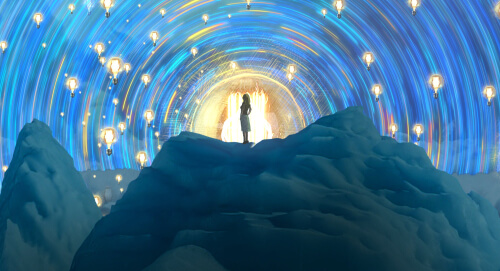 Mujer sobre una cima cerca del cielo