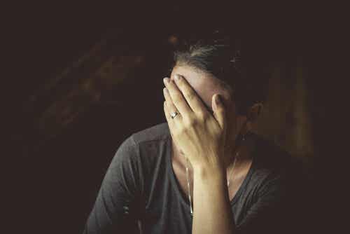 Mujer con trastorno de estrés postraumático