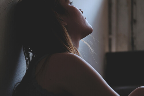 Mujer triste y deprimida